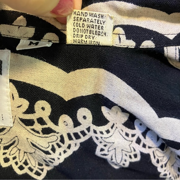 5/$20 Xinqu vintage black/cream intricate de sight collar blouse, long sleeve, M - Picture 7 of 7